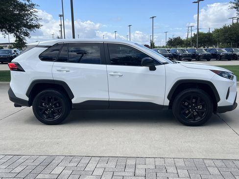 Used 2022 Toyota RAV4 LE FWD image 11