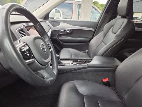 Used 2022 Volvo XC90 T5 Momentum w/ Protection Package Premier FWD image 5