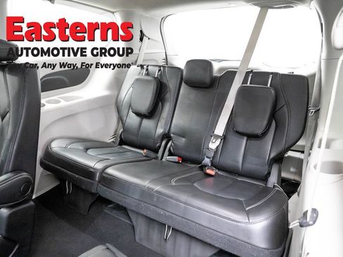 Used 2023 Chrysler Pacifica Touring-L FWD image 25