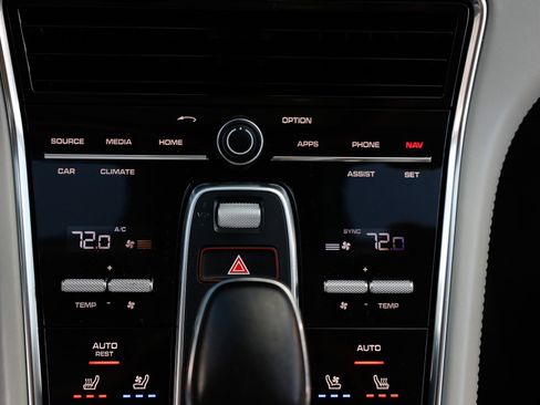 Used 2020 Porsche Panamera image 39