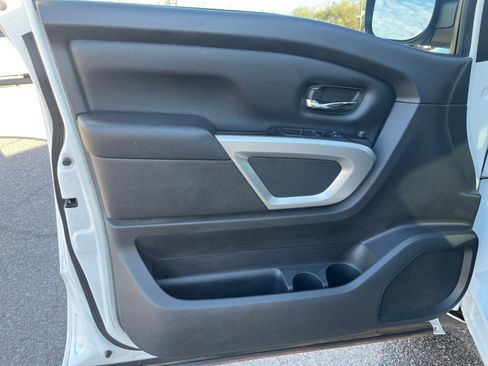 Used 2018 Nissan Titan SV image 13