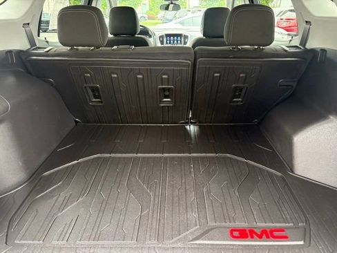Used 2024 GMC Terrain SLE w/ Driver Convenience Package FWD image 8
