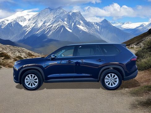 Used 2025 Toyota Grand Highlander XLE image 2