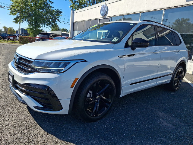 Used 2024 Volkswagen Tiguan SE R-Line AWD/4WD image 3