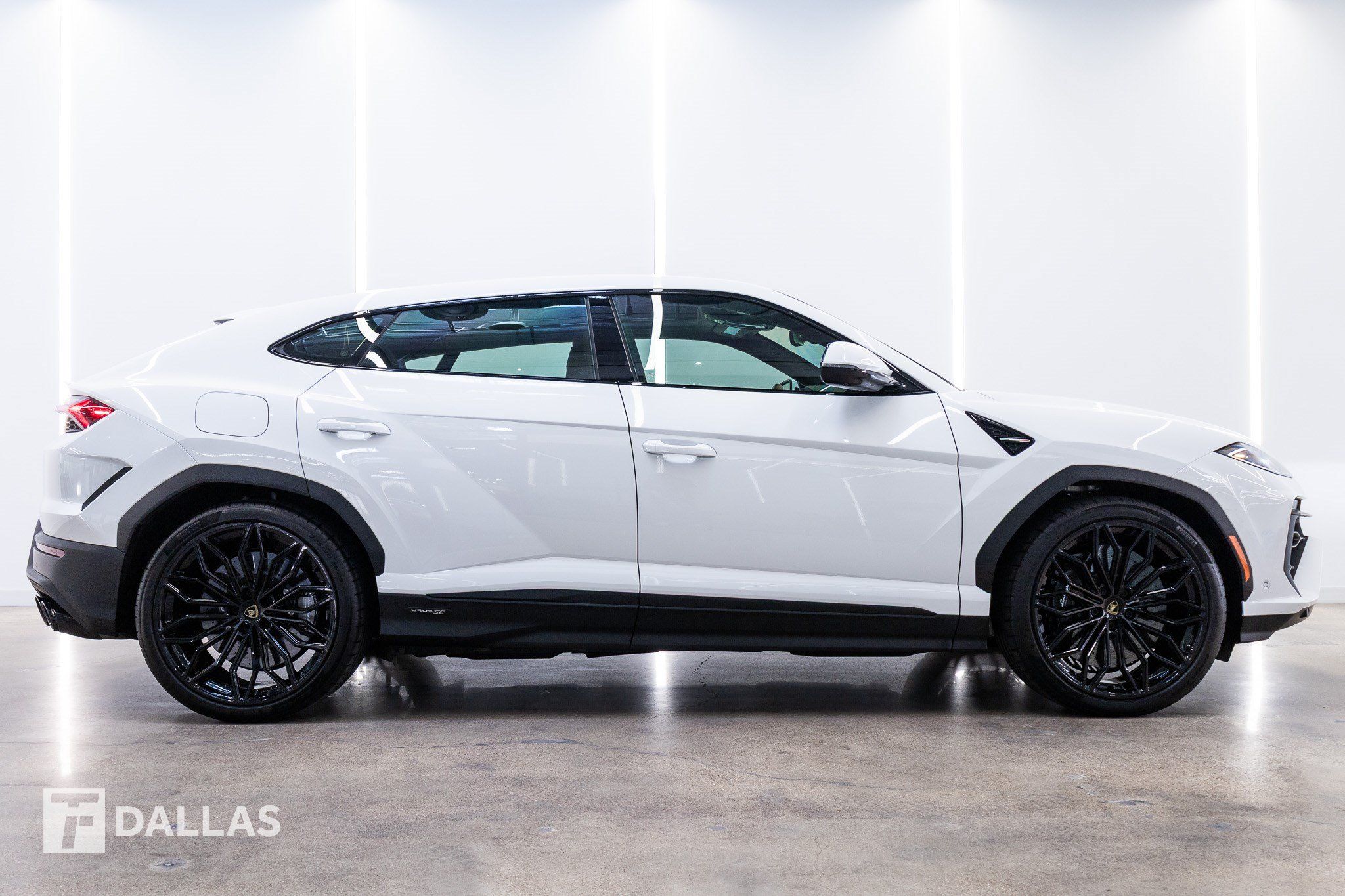 Used 2026 Lamborghini Urus SE AWD/4WD image 16