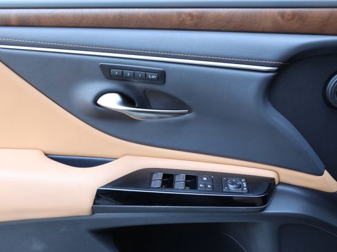 Certified 2025 Lexus ES 350 w/ Premium Package image 12