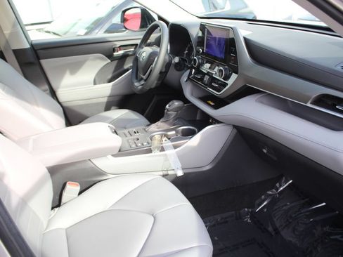 Used 2024 Toyota Highlander XLE AWD/4WD image 36