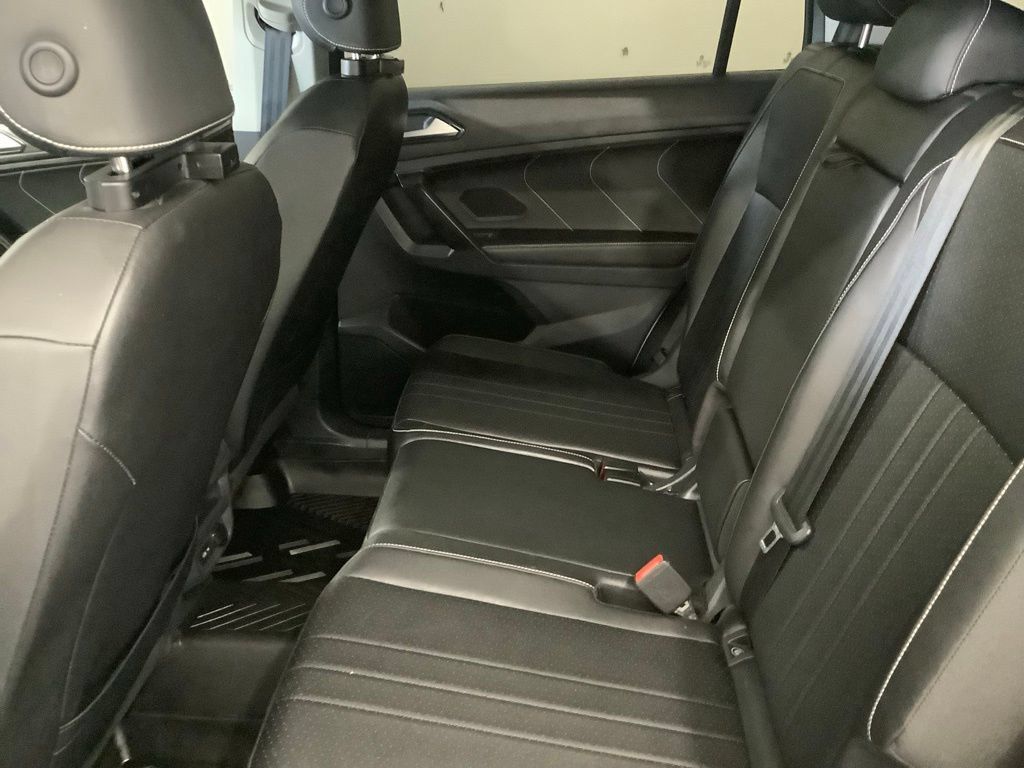 Used 2023 Volkswagen Tiguan SE w/ Panoramic Sunroof Package FWD image 7
