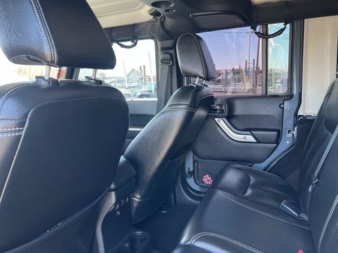 Used 2015 Jeep Wrangler Unlimited Sahara w/ Connectivity Group AWD/4WD image 8