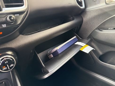 Used 2025 Hyundai Venue SEL image 26