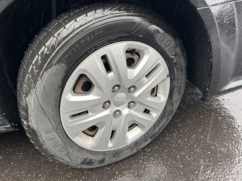 Used 2018 Dodge Grand Caravan SE w/ UConnect Hands-Free Group image 9