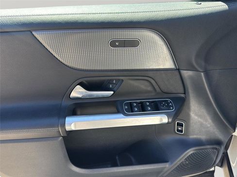 Used 2022 Mercedes-Benz GLB 250 4MATIC w/ Premium Package Lite image 10