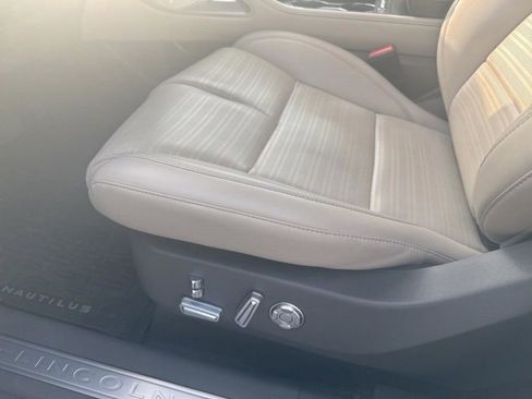 Used 2025 Lincoln Nautilus Reserve image 22