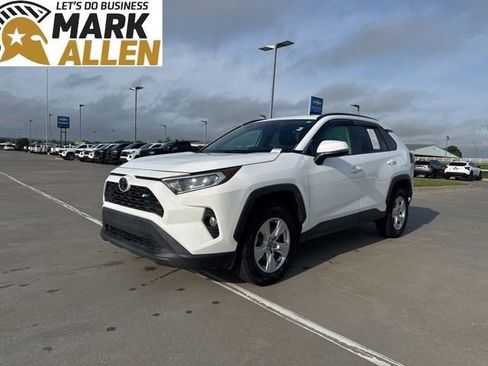 Used 2021 Toyota RAV4 XLE FWD image 2
