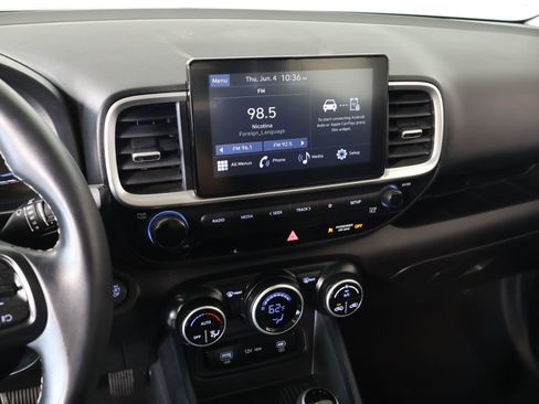 Used 2024 Hyundai Venue SEL FWD image 5