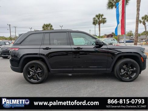 Used 2025 Jeep Grand Cherokee Altitude image 2