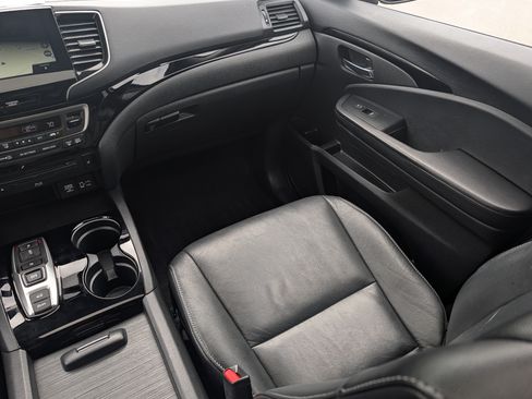 Used 2020 Honda Pilot Touring image 11