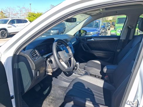 Used 2022 Volkswagen Tiguan SE w/ Panoramic Sunroof Package FWD image 12