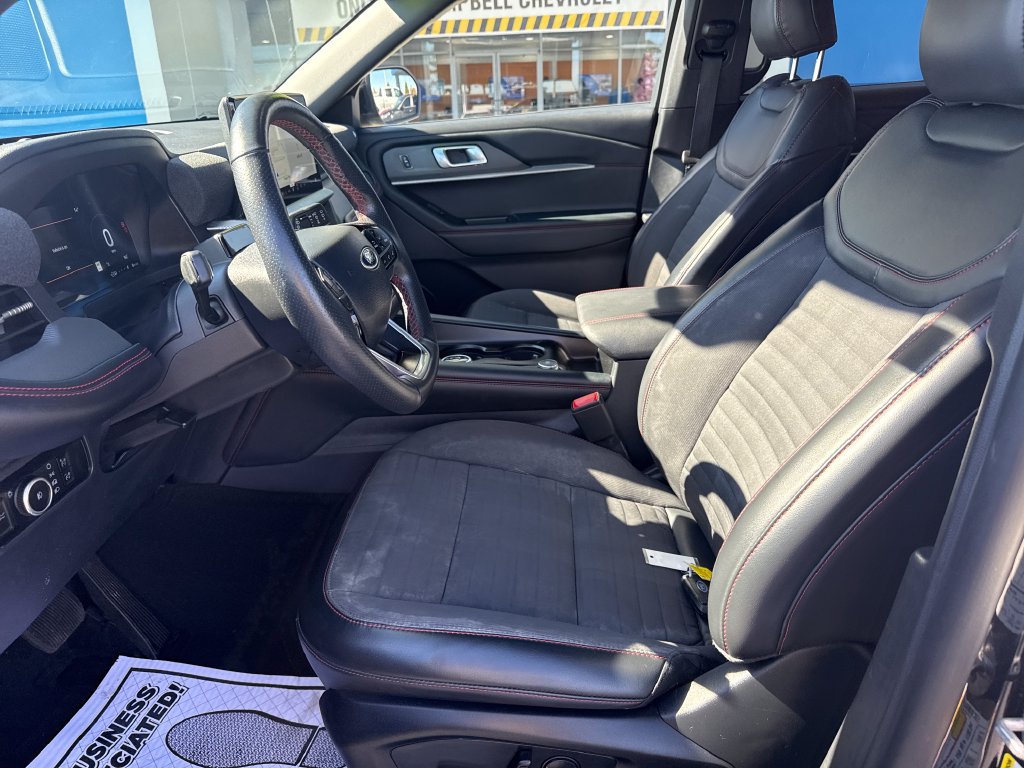 Used 2025 Ford Explorer ST-Line w/ ST-Line Street Pack AWD/4WD image 11