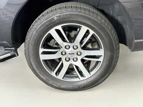 Used 2023 Ford Expedition Limited AWD/4WD image 11
