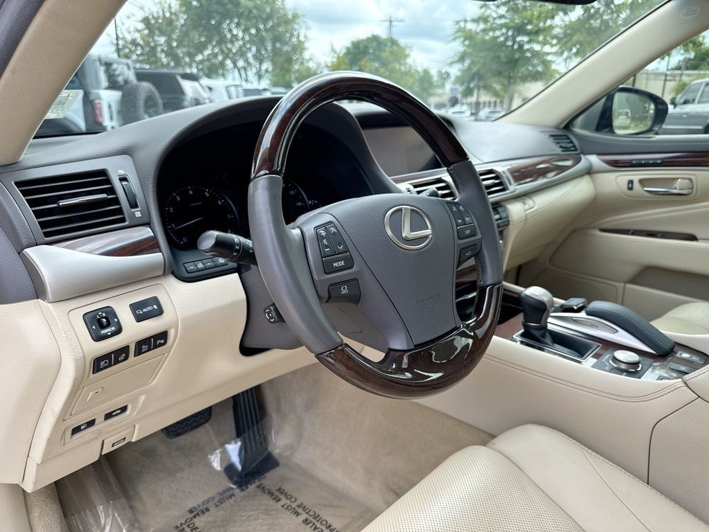 Used 2017 Lexus LS 460 w/ Comfort Package RWD image 20