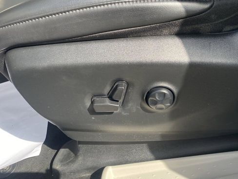 Used 2023 Chrysler Pacifica Touring-L image 17