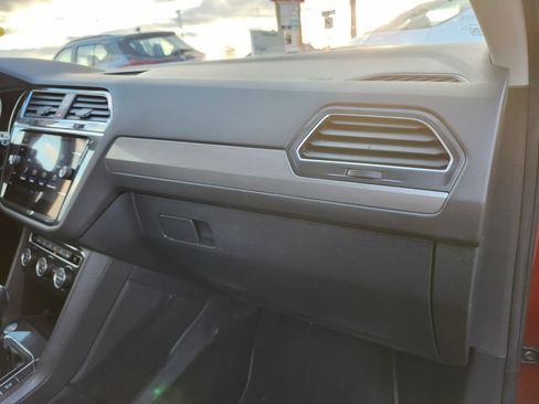 Used 2018 Volkswagen Tiguan SE image 18