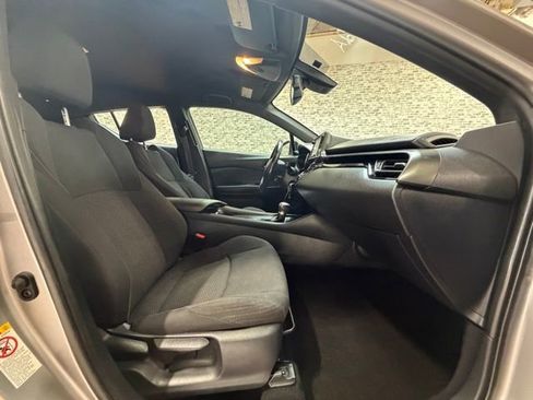 Used 2018 Toyota C-HR XLE FWD image 9