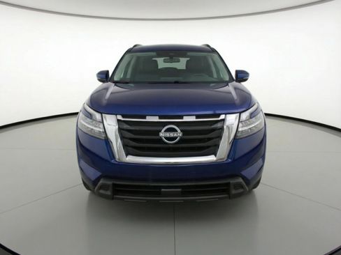 Used 2025 Nissan Pathfinder SV image 2