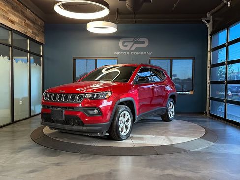 Used 2025 Jeep Compass Latitude AWD/4WD image 7