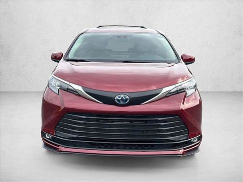 Certified 2025 Toyota Sienna XLE FWD image 2