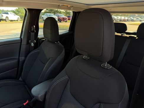 Used 2023 Jeep Renegade Altitude w/ Sun/Sound Group AWD/4WD image 11
