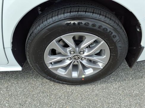 New 2026 Toyota Sienna XLE AWD/4WD image 8