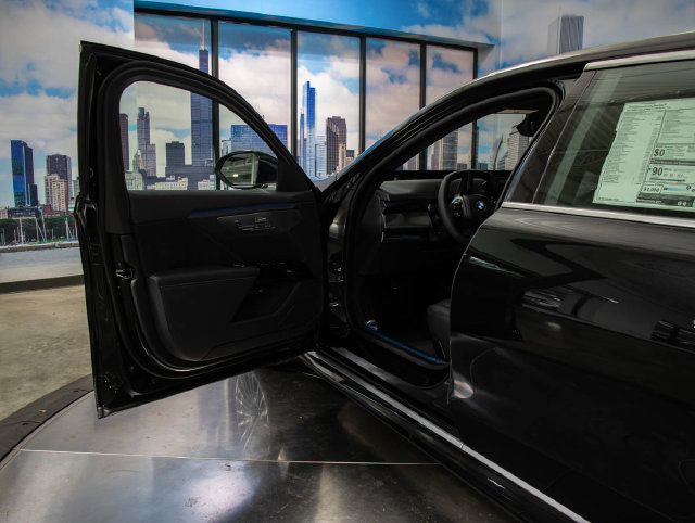 Used 2027 BMW i7 xDrive50 AWD/4WD image 11