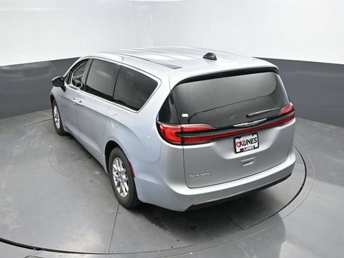 Used 2024 Chrysler Pacifica Touring-L FWD image 44