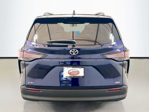 New 2026 Toyota Sienna XLE FWD image 5