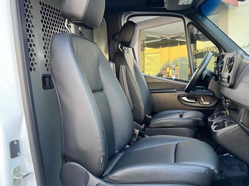 Used 2022 Mercedes-Benz Sprinter 2500 image 32