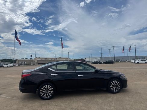 Used 2023 Nissan Altima 2.5 SV FWD image 23