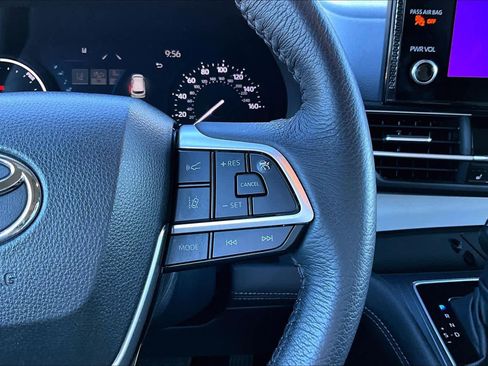 Used 2025 Toyota Sienna XLE image 25