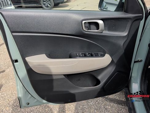 Used 2025 Hyundai Venue SEL FWD image 13