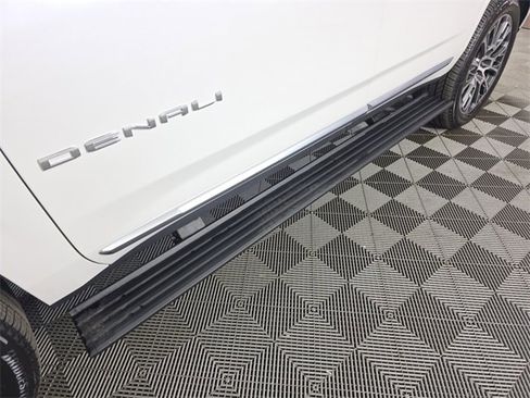 Used 2025 GMC Yukon Denali w/ Denali Reserve Package image 9