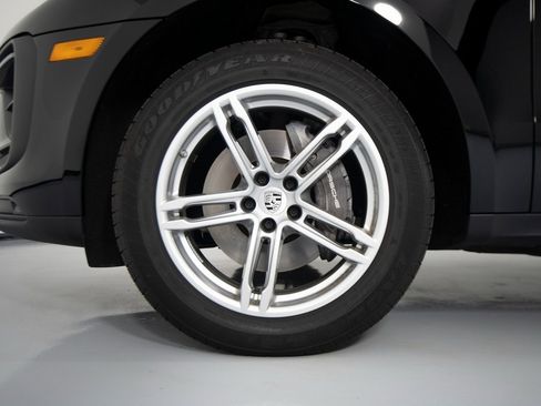 Certified 2025 Porsche Macan image 14