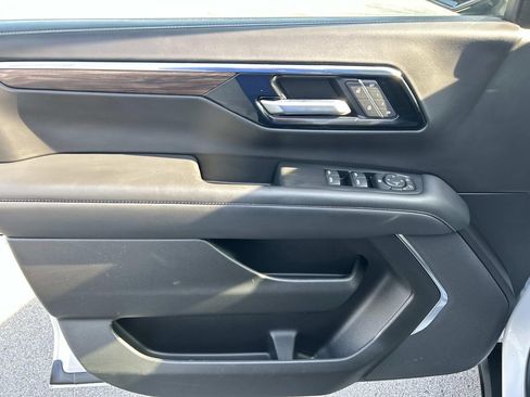 Used 2025 Chevrolet Suburban Z71 image 25