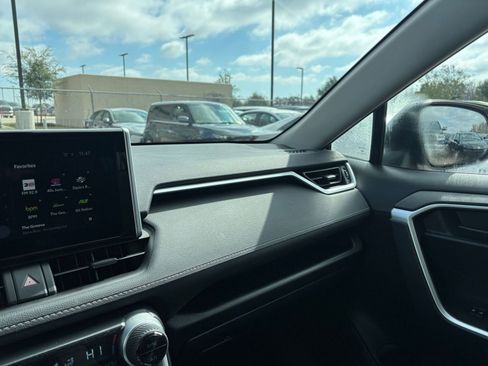 Used 2025 Toyota RAV4 LE image 33