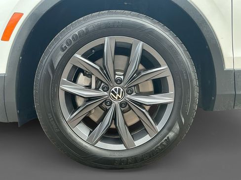 Used 2023 Volkswagen Tiguan SE w/ Panoramic Sunroof Package image 14