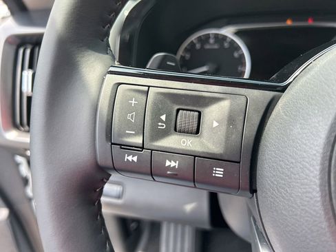 Used 2025 Nissan Pathfinder SL AWD/4WD image 18