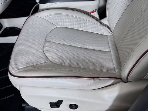 Used 2020 Chrysler Pacifica Limited FWD image 19
