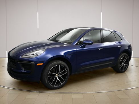 Certified 2023 Porsche Macan AWD/4WD image 4