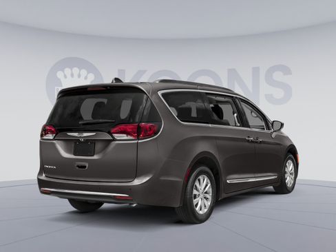 Used 2019 Chrysler Pacifica Touring Plus w/ Tire & Wheel Group FWD image 2
