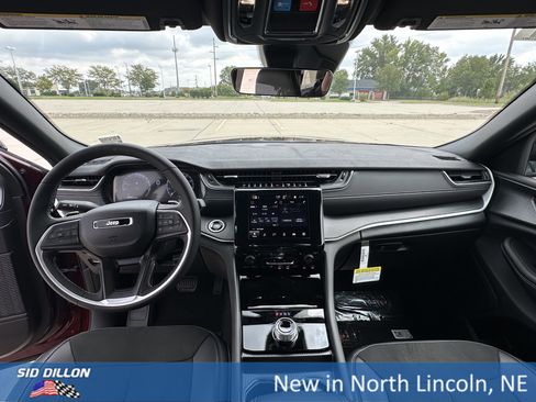 New 2025 Jeep Grand Cherokee Altitude image 13